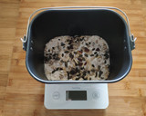 Foto del paso 1 de la receta: Pan con pipas y pasas