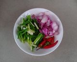Hình bước làm 1 của món Cá thu đao kho hành ớt