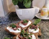 Foto del passaggio 3 della ricetta Crostoni di pane multicereali con stracciatella alici e pesto di basilico e pistacchi