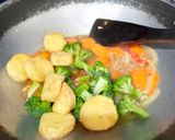 Foto langkah ke 3 dari resep Tumis tahu brokoli wortel.