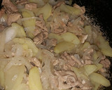Foto del paso 2 de la receta: Bistec de puerco con cebolla y papas en salsa de jitomate