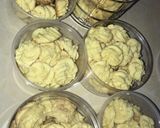 Foto langkah ke 5 dari resep Kue sagu keju.