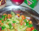 A picture of step 2 of Hara Chana ka salad.