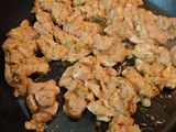 Timbal de calabacín relleno de verduras y pollo especiado