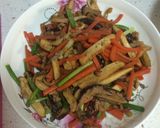 Foto langkah ke 4 dari resep Orak Arik ayam Tahu wortel jamur.