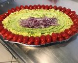 Une image de l'étape 7 de Salade de concombre, courgette râpée, oignon rouge, tomates cerises et burrata au persil.