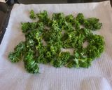 Foto del paso 1 de la receta Ensalada de burrata con kale crujiente, tomates y espárragos asados y aliño de albahaca con miel