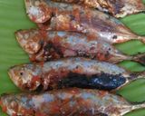 Foto langkah ke 6 dari resep Kembung panggang teflon bumbu sambel tomat.