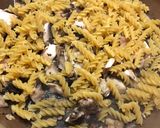 Foto del passaggio 2 della ricetta Fusilli con ciliegine e funghi