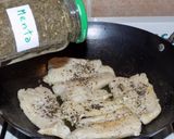 Foto del paso 3 de la receta: Merluza al wok (a la manteca de menta)