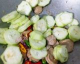 Foto langkah ke 3 dari resep Tumis Oyong Jamur Enoki.