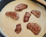 Foto del paso 5 de la receta: Solomillo de cerdo en salsa de queso y calabacín