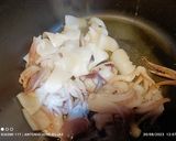 Foto del paso 3 de la receta: Calamar estofado con pasta de curry rojo