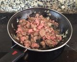 Foto del paso 1 de la receta: Macarrones con boloñesa de pollo y salchichas