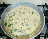 صورة لخطوة 3 من وصفة شوربة الفطر المفضلة لعائلتي 😋
