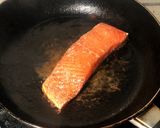 Foto langkah ke 2 dari resep Salmon with Creamy Cheese Spinach.