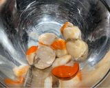 A picture of step 1 of Sautéed scallops with roe sauce.