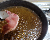 Foto del paso 6 de la receta: Chuletas de lechón con ajos tiernos, verduras y miel