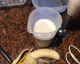 Foto del paso 2 de la receta: Licuado de banana y cereza en leche de almendra