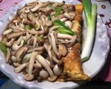 รูปขั้นตอนการทำที่ 6 ของ ไข่ห่อเต้าหู้ราดเห็ดสามอย่าง