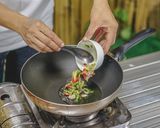 รูปขั้นตอนการทำที่ 4 ของ ข้าวผัด กะเพราคลุก กุ้ง กลิ่นหอมฟุ้ง รสชาติจัดจ้าน