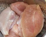 Foto del paso 3 de la receta: Pechugas de pollo tipo Cris marinada en azúcar y sal
