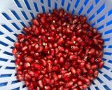 Hình bước làm 2 của món Salad Lựu Và Cách Bổ Quả Lựu