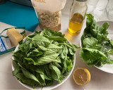Foto del paso 1 de la receta: Pesto de rúcula y albahaca con anacardos