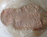 Foto del paso 2 de la receta: Milanesa a la napolitana con cebollas caramelizadas