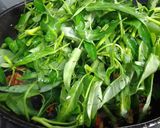 Foto langkah ke 5 dari resep Tumis kangkung terasi.