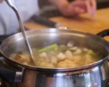 Foto langkah ke 8 dari resep Soto Ayam Favorit Anak dan Keluarga: Rebus Ayam CUKUP 2 MENIT SAJA!.