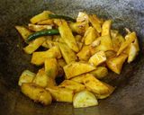 कच्चे आम की खट्टी मीठी सब्जी रेसिपी चरण 2 फोटो