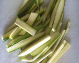 A picture of step 1 of Pasta (Linguine) zucchine e capperi.