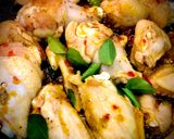 Hình bước làm 3 của món Canh Chua Gà Rau Củ Malaysia