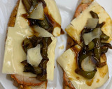 Foto del paso 12 de la receta: Tostas de Lomo con Pimientos Caramelizados y Queso al Smith