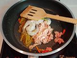 พาสต้าดำแกงเขียวหวานกุ้งห่อไข่