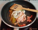 รูปขั้นตอนการทำที่ 4 ของ พาสต้าดำแกงเขียวหวานกุ้งห่อไข่