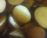 Foto del paso 2 de la receta: Pollo coronado con palmitos, frijoles, choclo y papas encebolladas