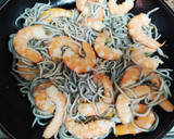 Foto del paso 2 de la receta: Pasta gansa con gambas y "gulas"