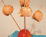 Foto del paso 2 de la receta: Chupa chups de salmón y queso