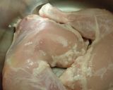 Foto del paso 4 de la receta Muslos de pollo en crema de coco y arroz salteado con caqui y canela #LaCocinaNosUne