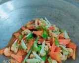 Foto langkah ke 3 dari resep Tumis Kembang Kol dan Wortel.