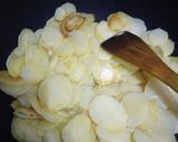 A picture of step 2 of Fry aloo.