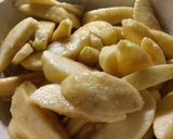 A picture of step 5 of Sunshine caramel apple pie.
