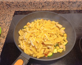 Foto del paso 2 de la receta: Pasta con pollo, calabacín y tomate