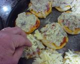 Foto del paso 7 de la receta: Pizzetas con cubierta de salsa de girgolas (hongos)