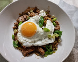 Foto del paso 5 de la receta: Fideos de calabacín salteados con setas, carne y huevo