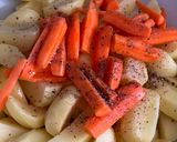 Une image de l'étape 2 de Pilons de poulet et pommes de terre au four.