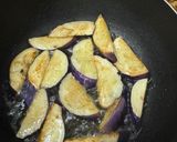 Gambar langkah 2 resipi Tauhu dan terung goreng tumis.