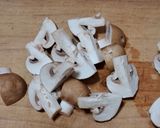 Foto del paso 1 de la receta: Hongos cremini salteados